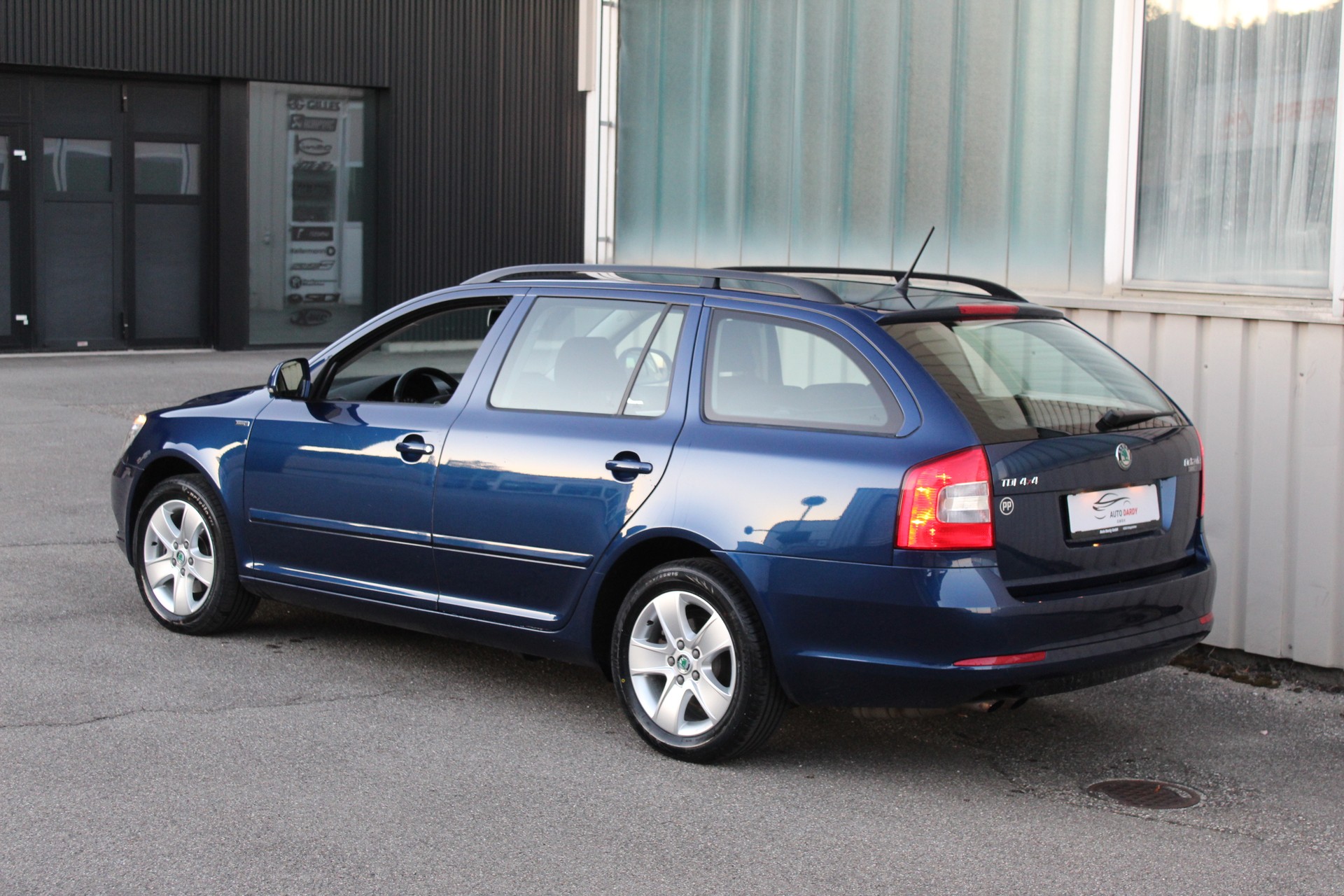 SKODA Octavia Combi 1.6 TDI Twenty20 4x4-image-4