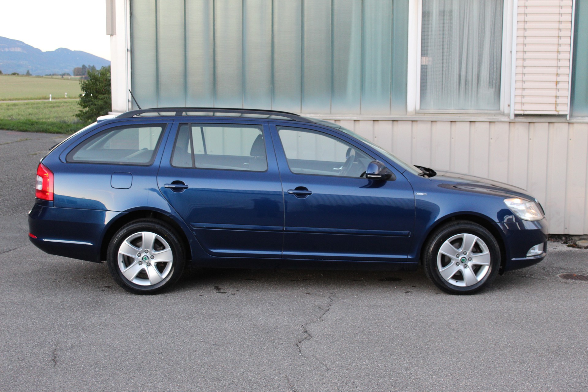SKODA Octavia Combi 1.6 TDI Twenty20 4x4-image-1