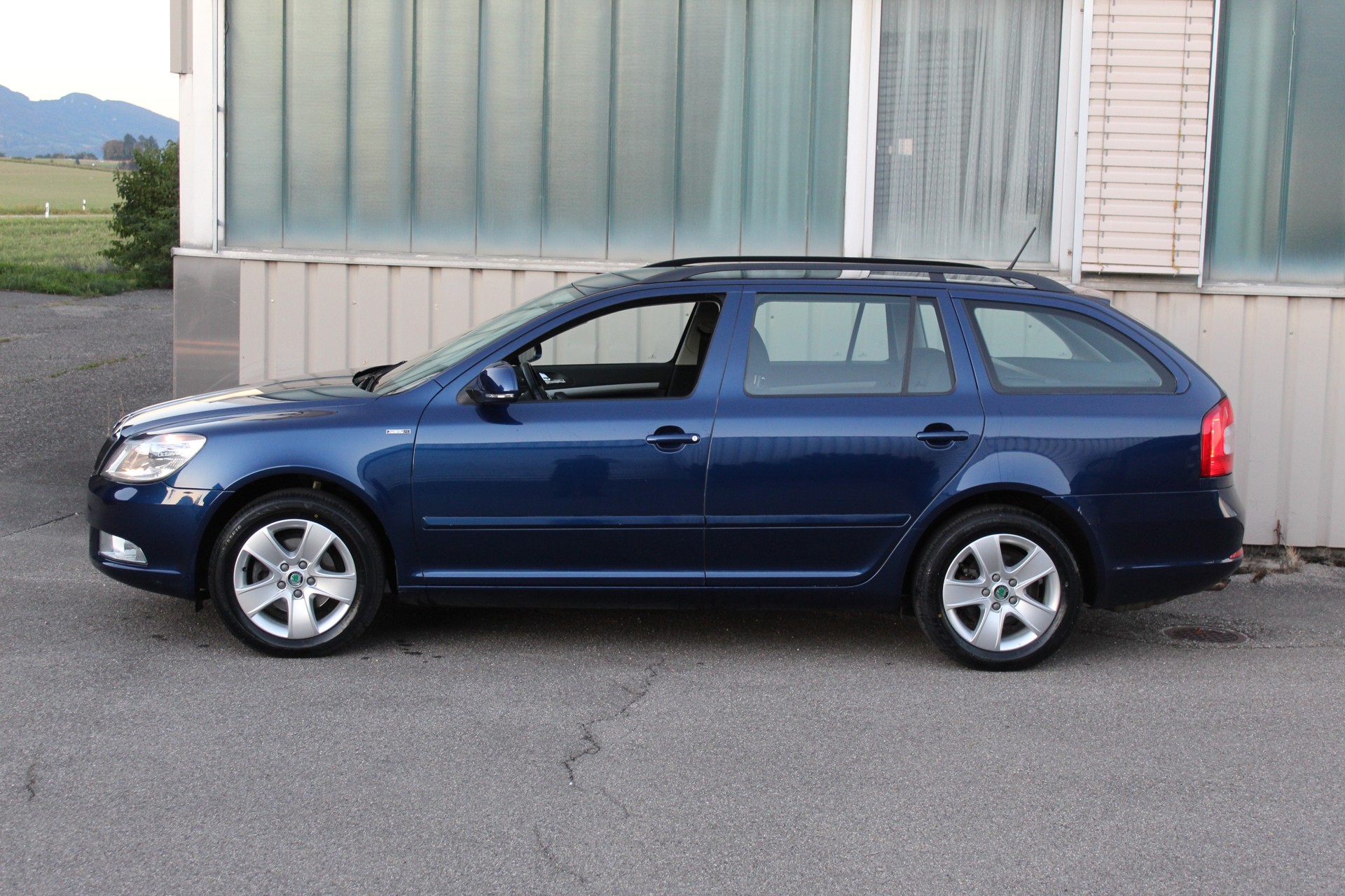 SKODA Octavia Combi 1.6 TDI Twenty20 4x4-image-5
