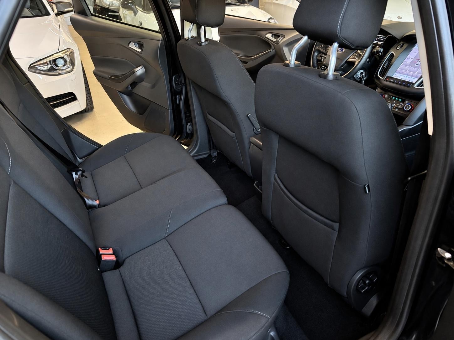 FORD Focus 1.5 TDCi Business PowerShift-image-15