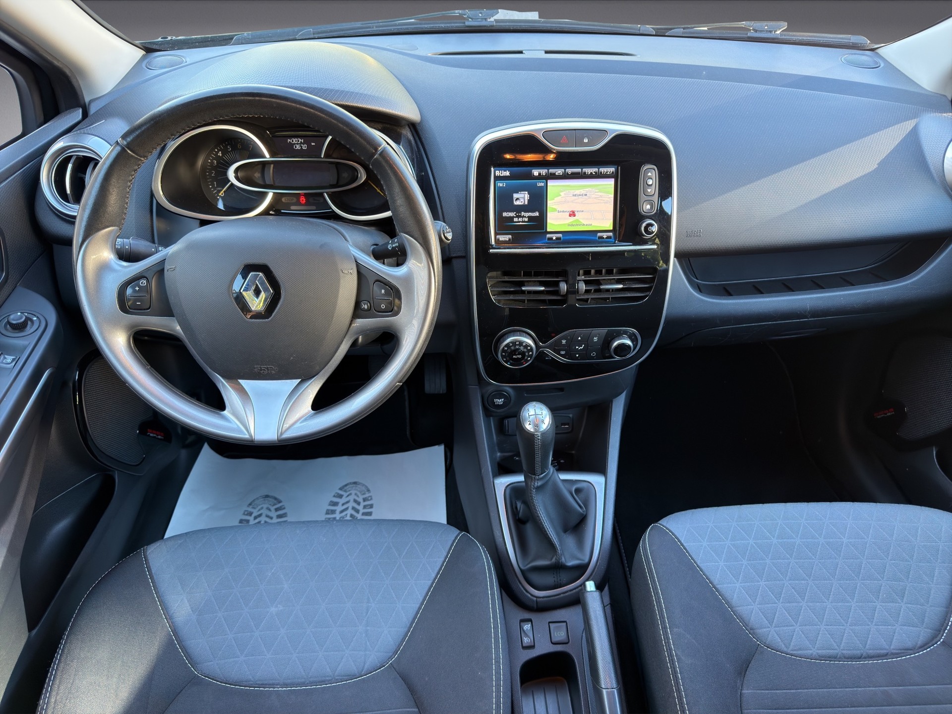 RENAULT Clio 0.9 12V Swiss Edition-image-9