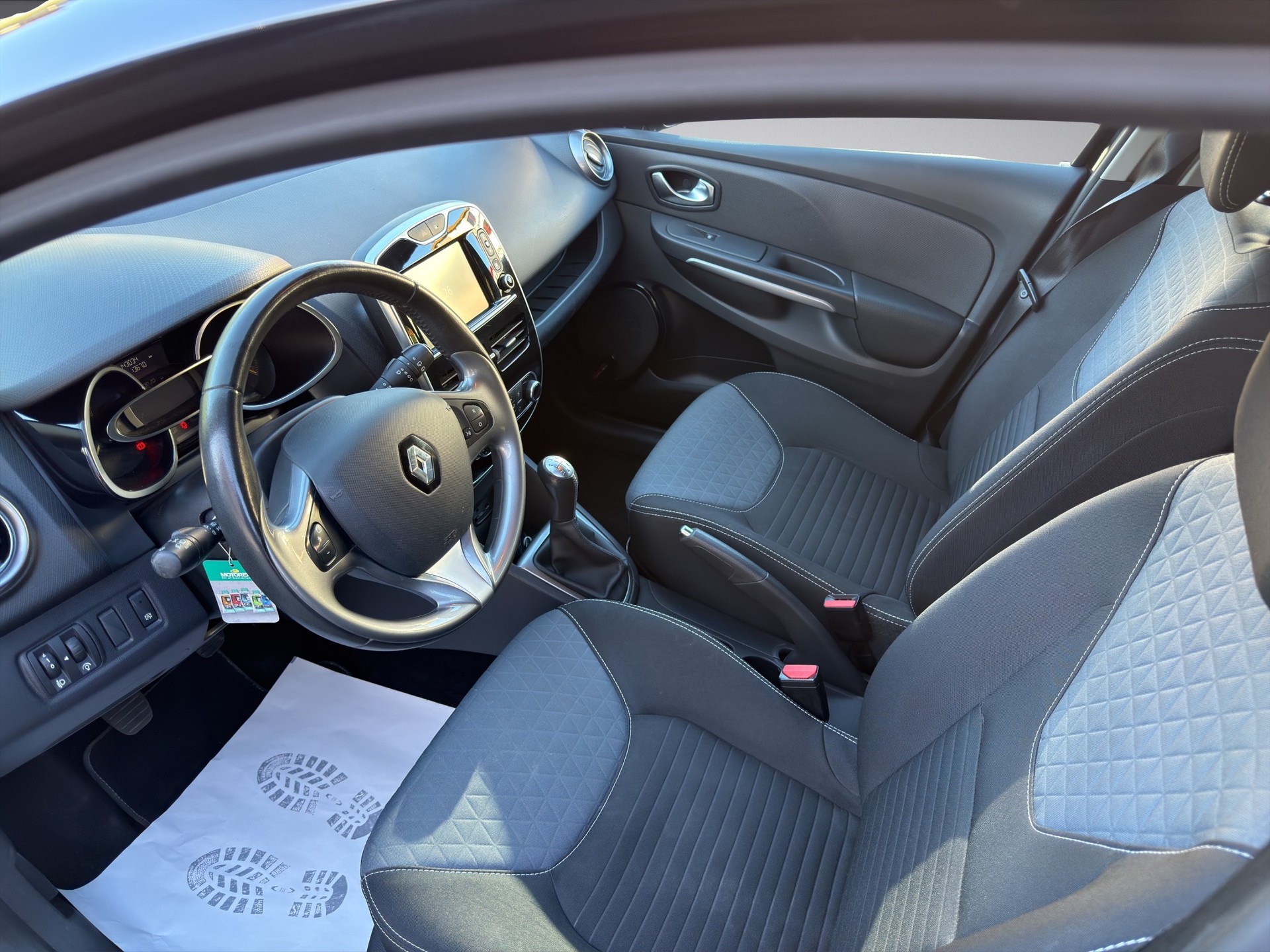 RENAULT Clio 0.9 12V Swiss Edition-image-8