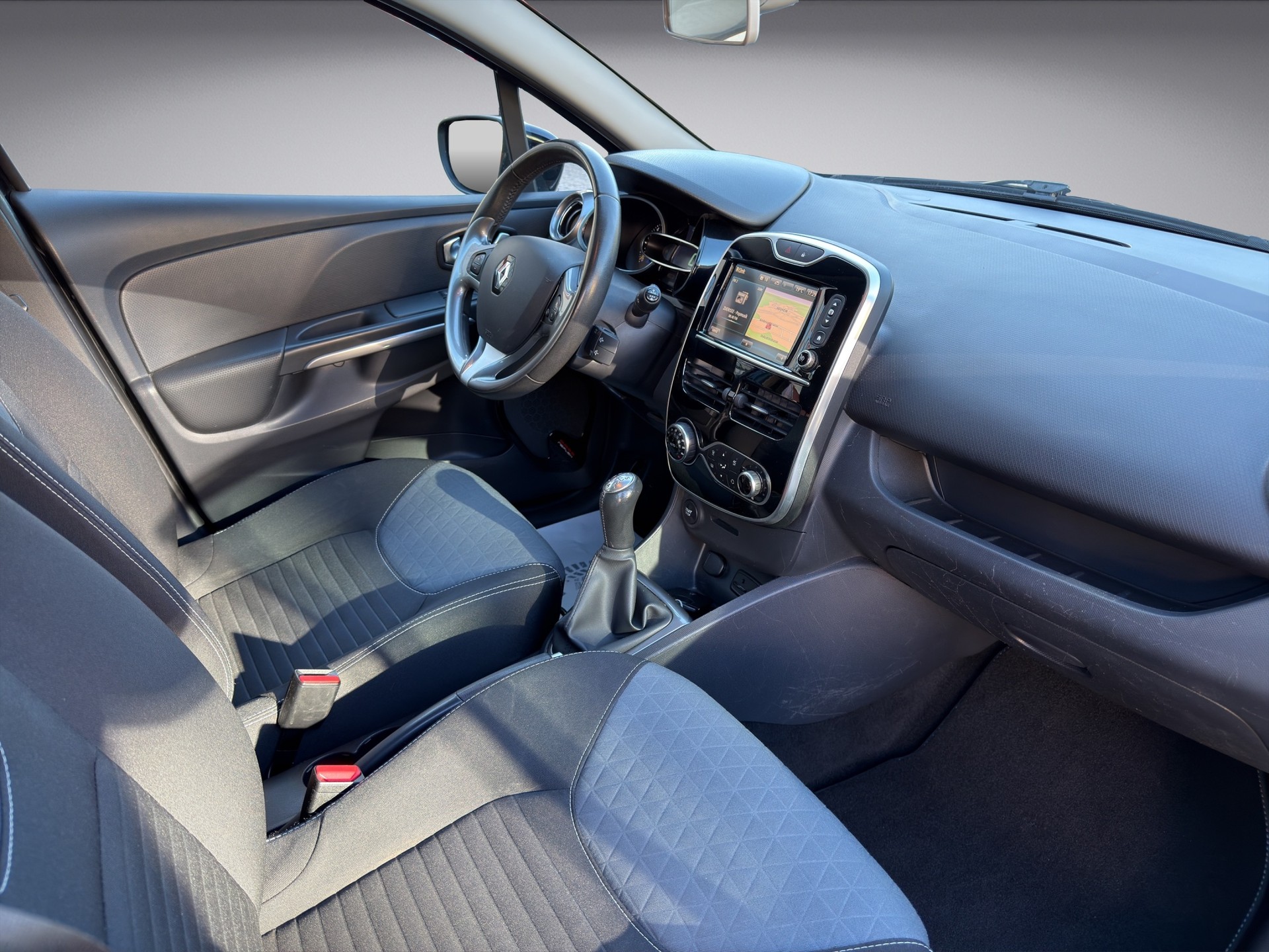RENAULT Clio 0.9 12V Swiss Edition-image-11