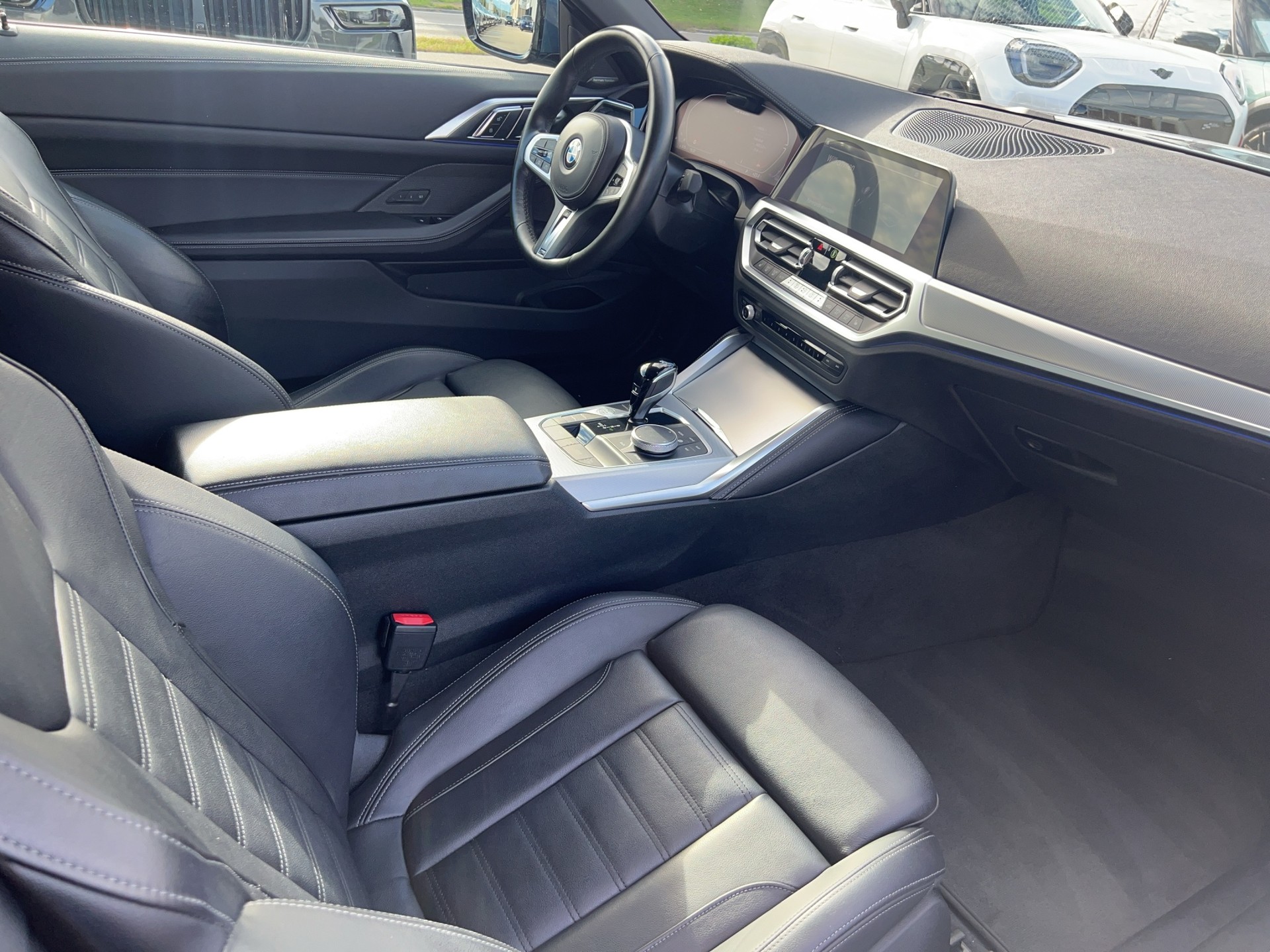 BMW M440i xDrive 48V Cabrio-image-17