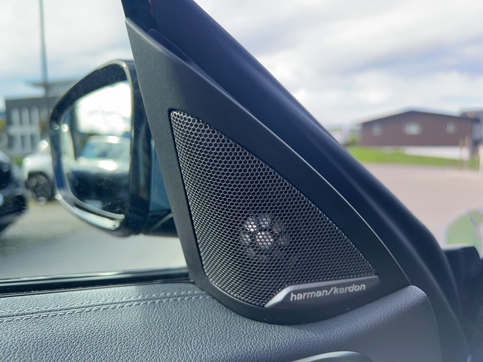 BMW M440i xDrive 48V Cabrio-image-16