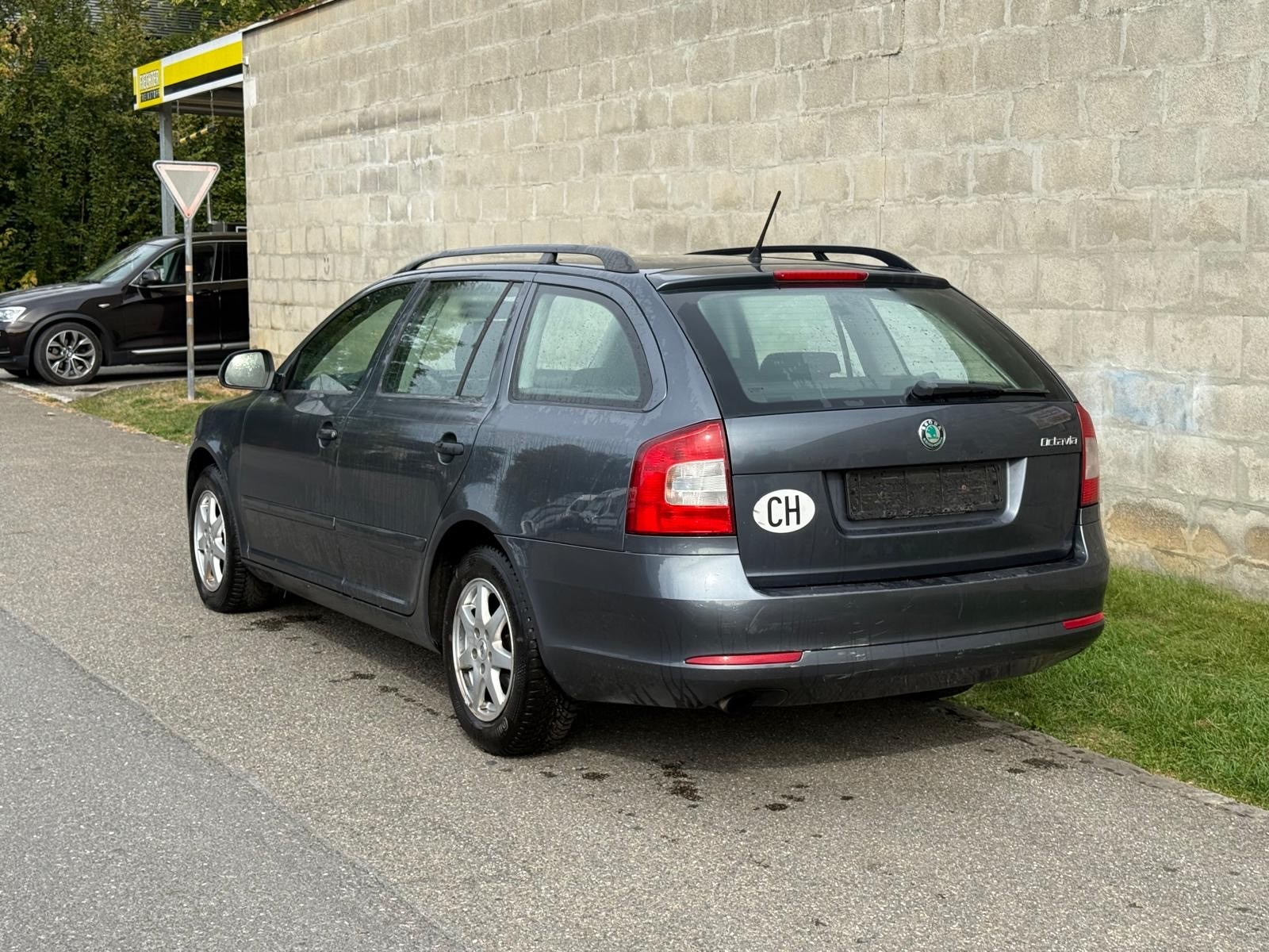 SKODA Octavia Combi 1.6 TDI Ambition DSG-image-2