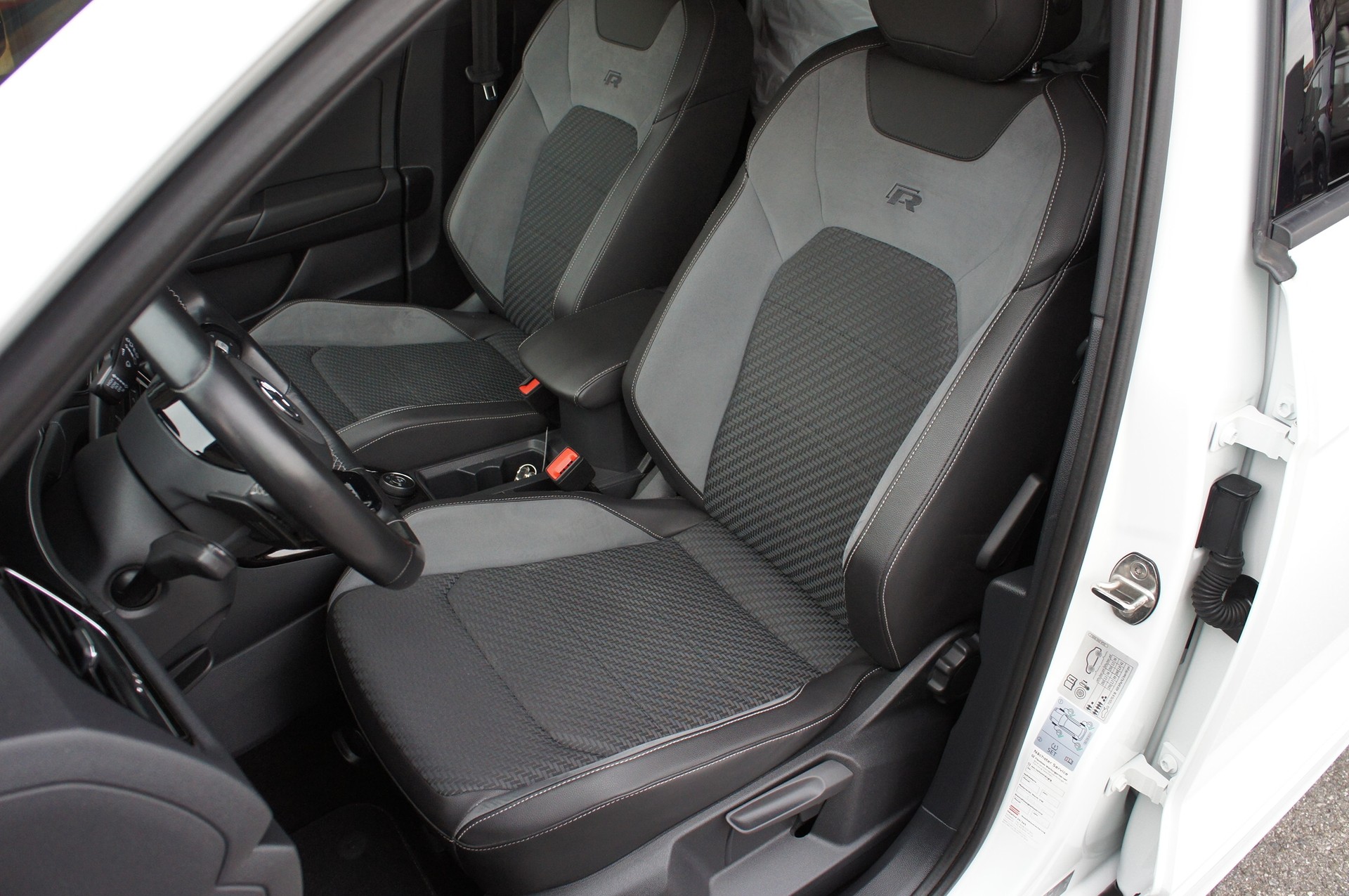 VW T-Roc 2.0 TSI R DSG 4Motion-image-12