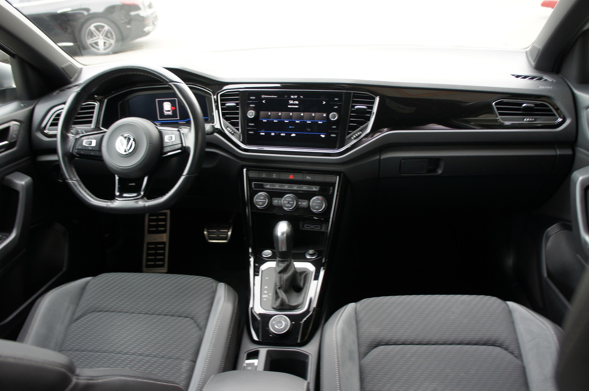 VW T-Roc 2.0 TSI R DSG 4Motion-image-9