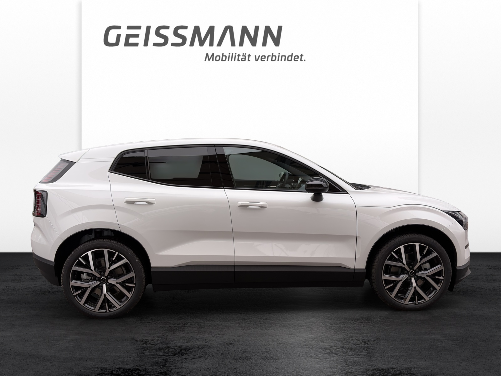 VOLVO EX30 P5 Longe Range XCENTRIC Black Edition-showroom-element-3