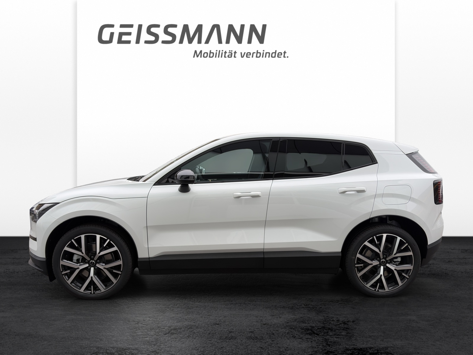 VOLVO EX30 P5 Longe Range XCENTRIC Black Edition-showroom-element-2