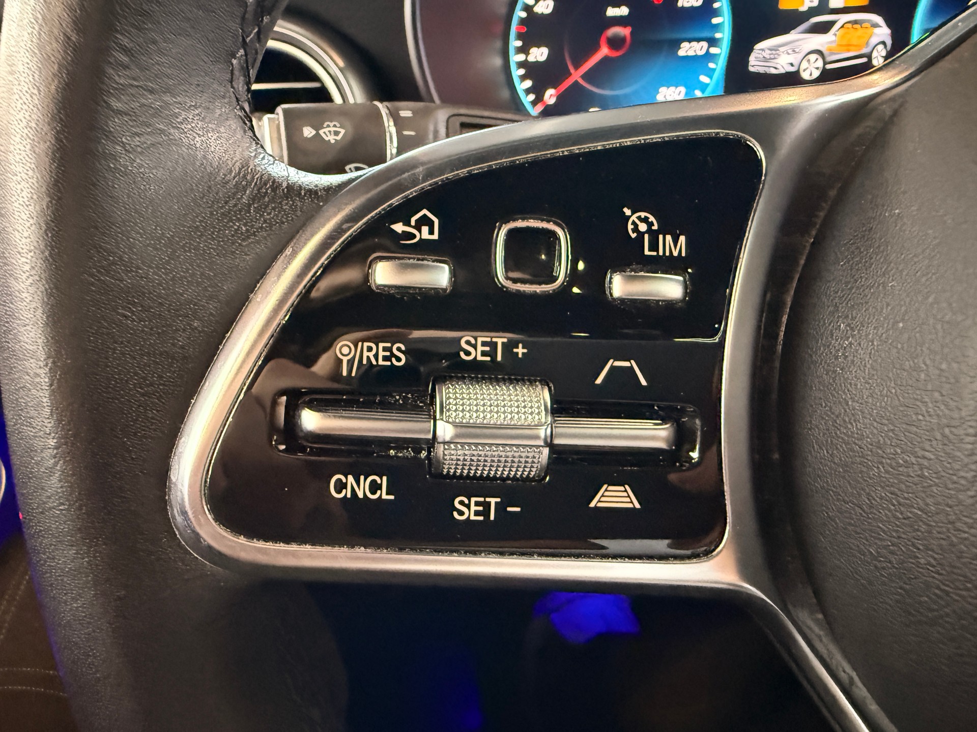 MERCEDES-BENZ GLC 300 Off-Road 4Matic 9G-Tronic-image-22