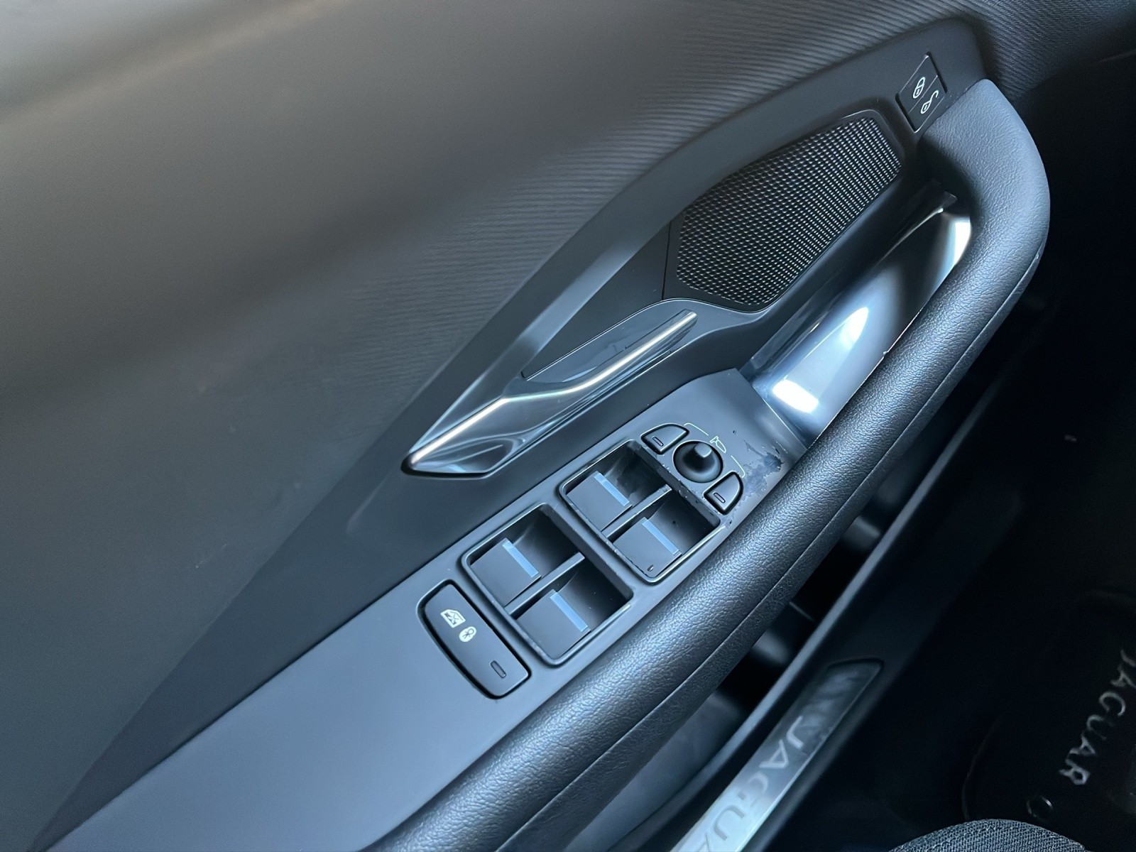 JAGUAR E-Pace 2.0d D150 S AWD Automatik-image-14