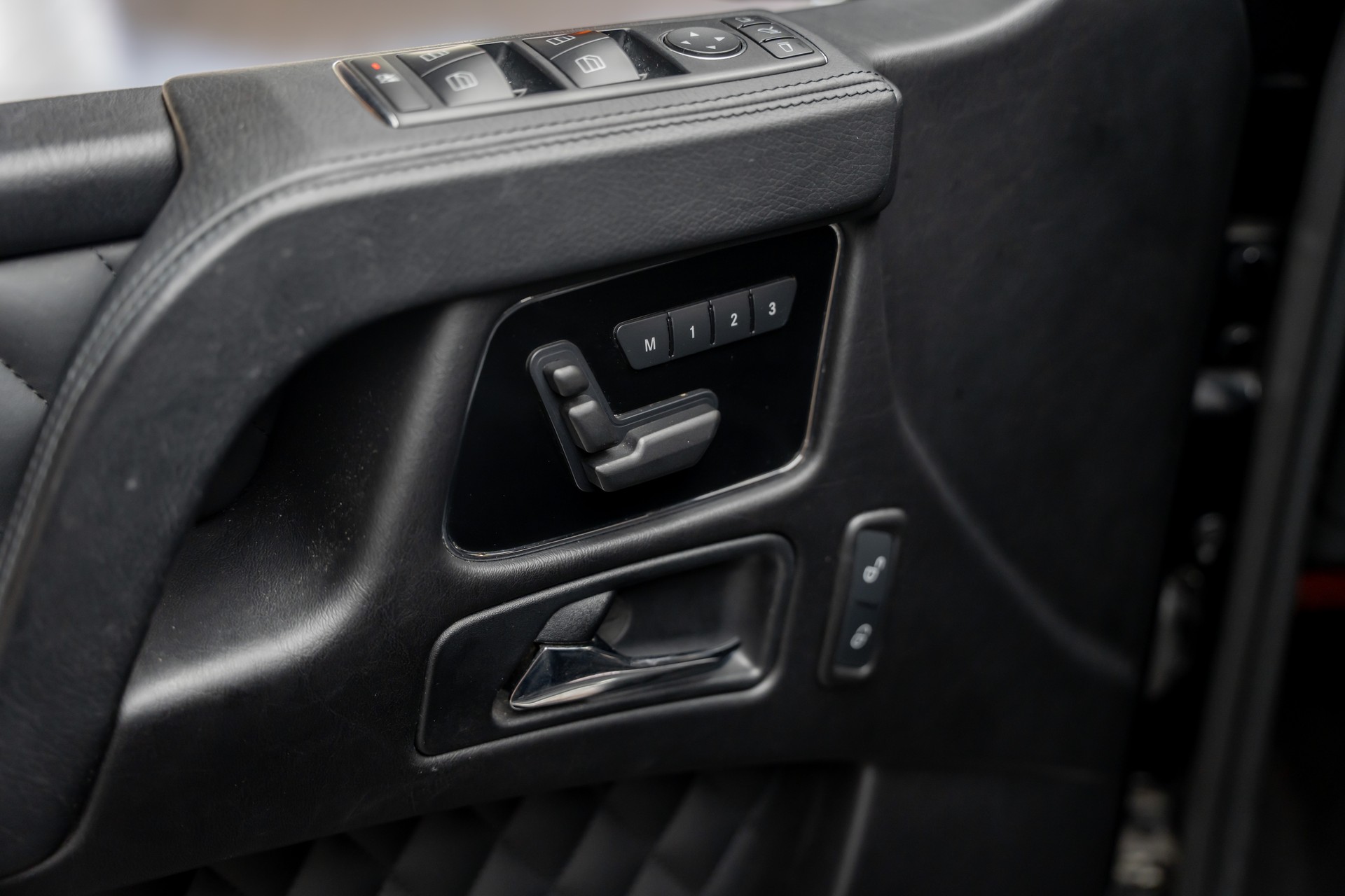 MERCEDES-BENZ G 63 AMG Automatic-image-17