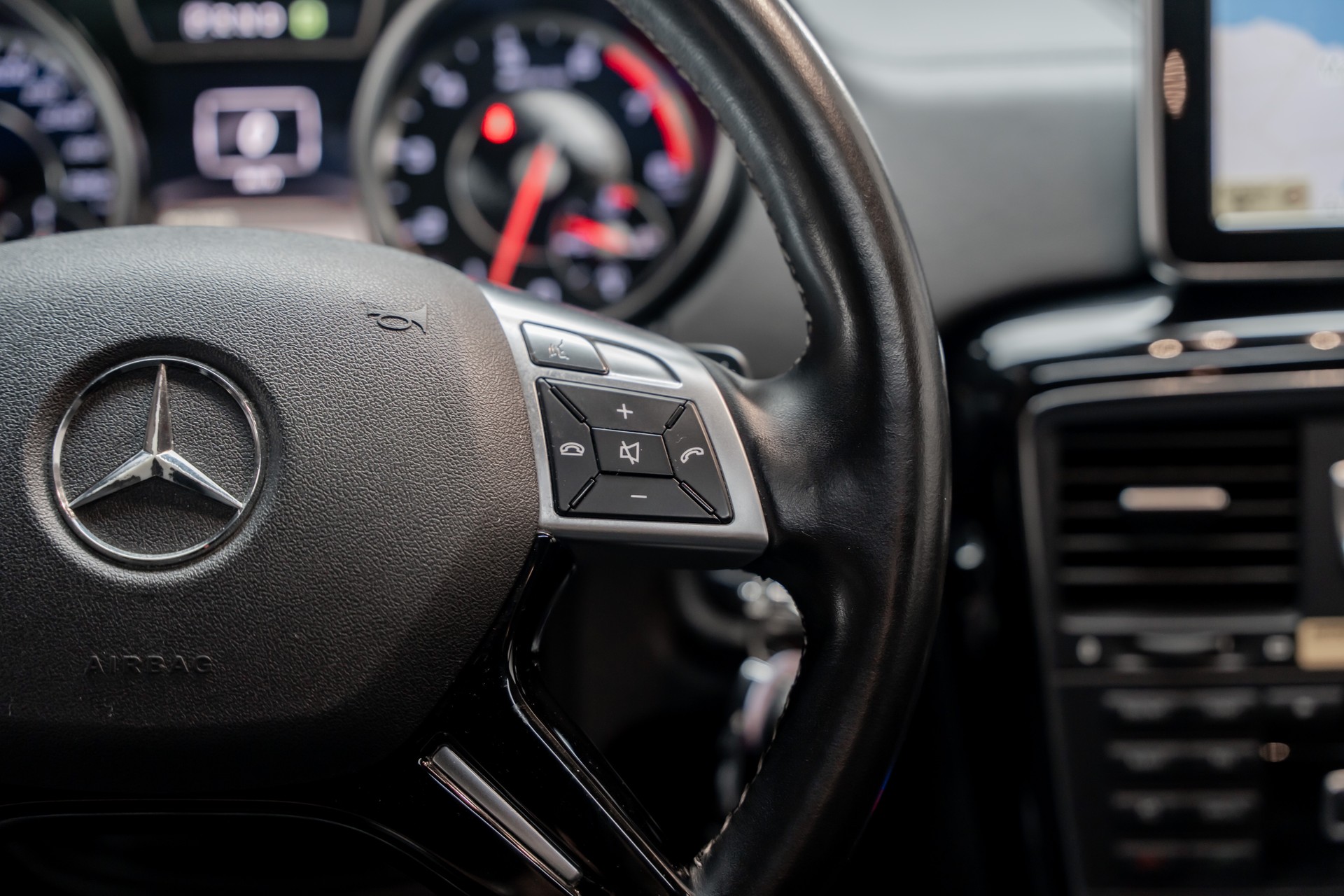 MERCEDES-BENZ G 63 AMG Automatic-image-19