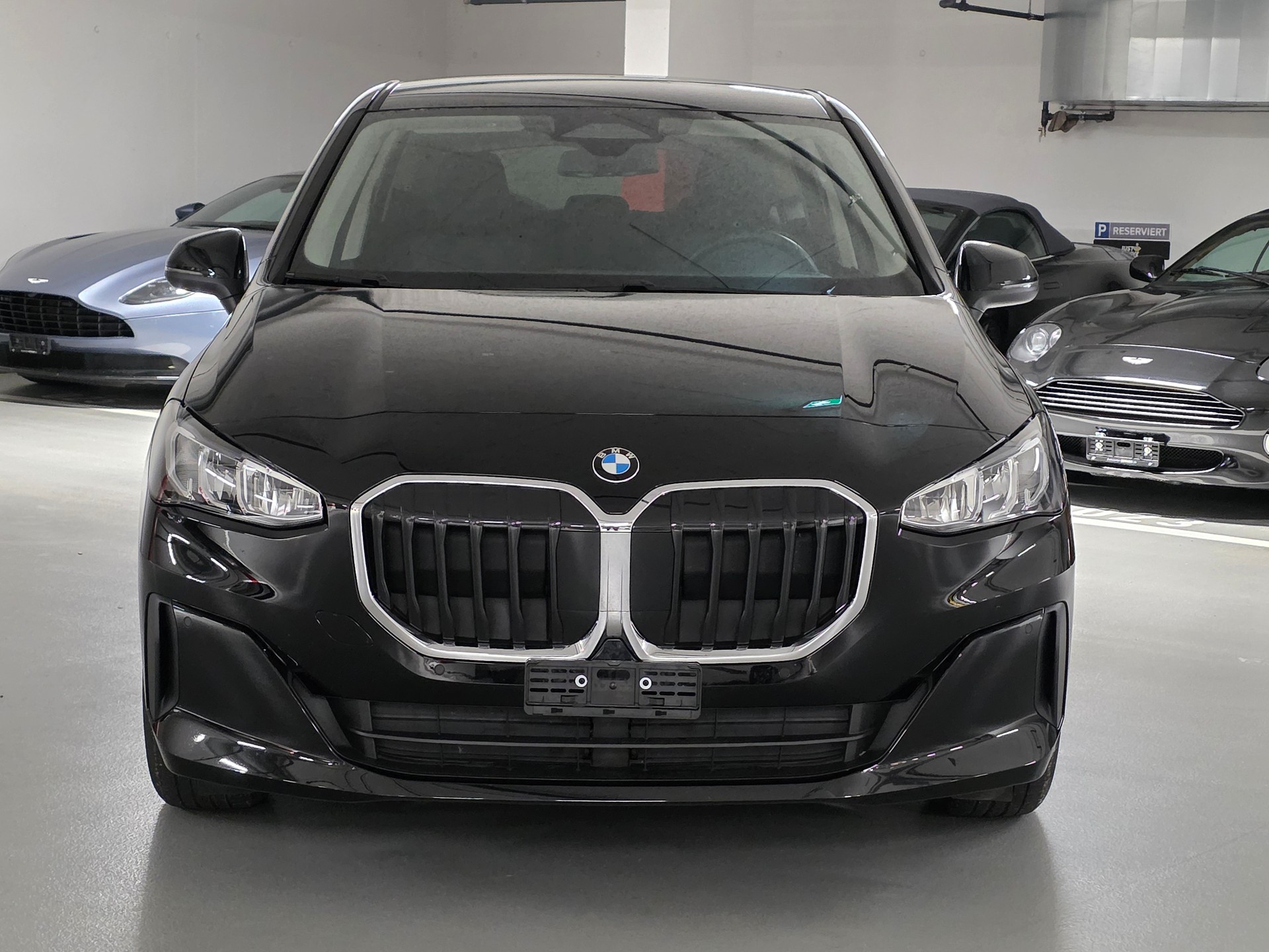 BMW 220i Active Tourer DKG-showroom-element-1