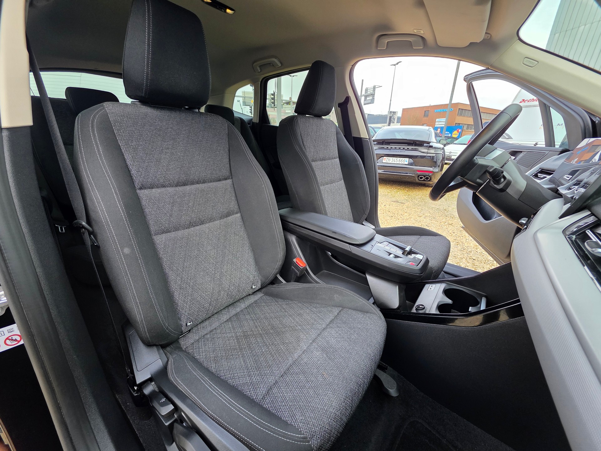 BMW 220i Active Tourer DKG-image-14