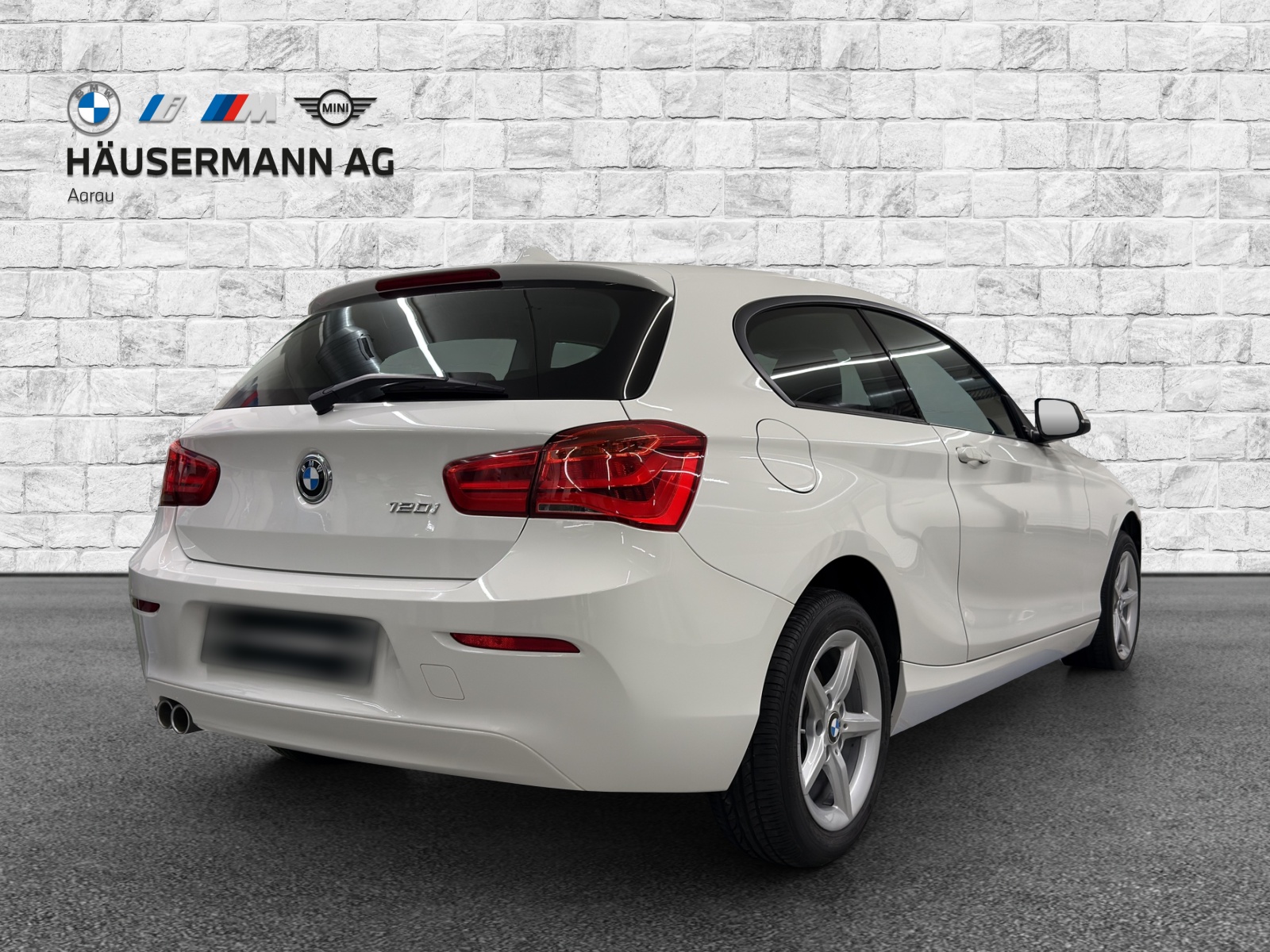 BMW 120i-image-4