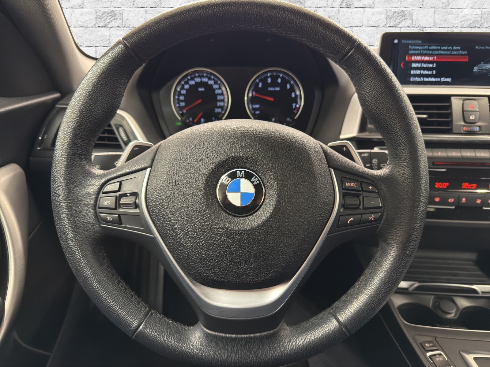 BMW 120i-image-12