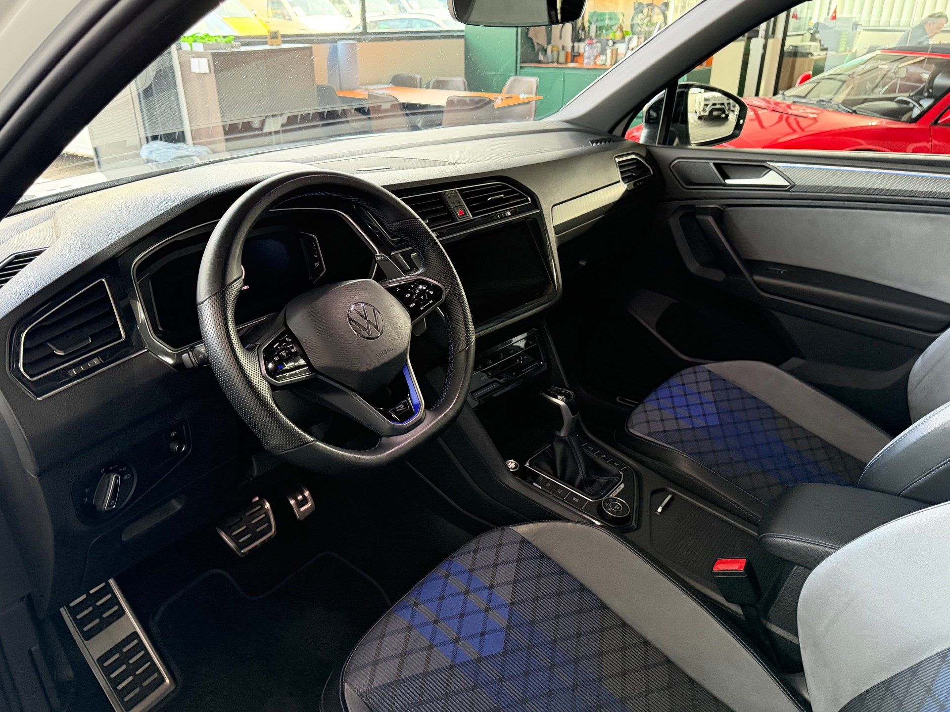 VW Tiguan 2.0TSI R 320 PS 4X4 4Motion DSG-image-12