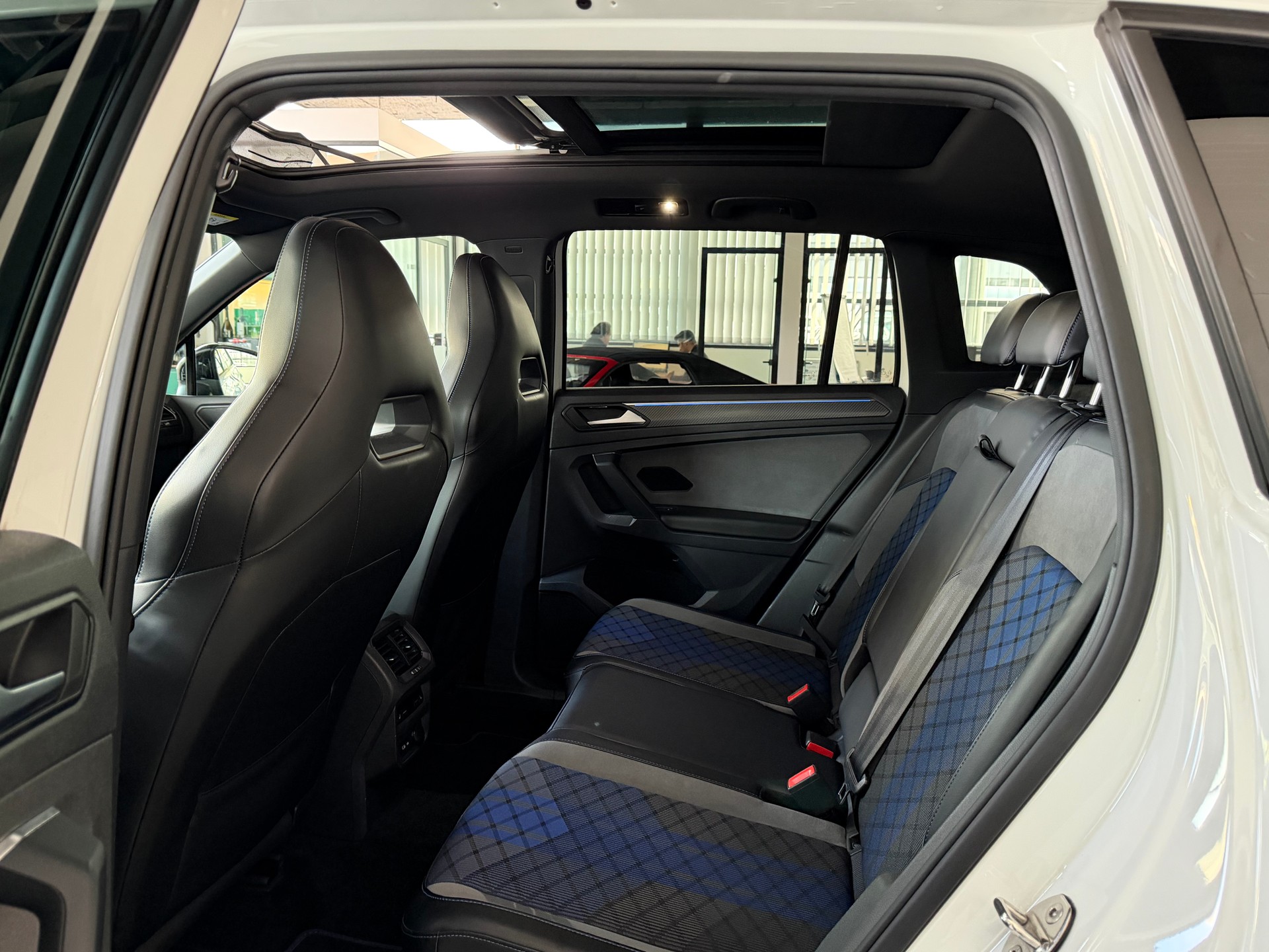 VW Tiguan 2.0TSI R 320 PS 4X4 4Motion DSG-image-10
