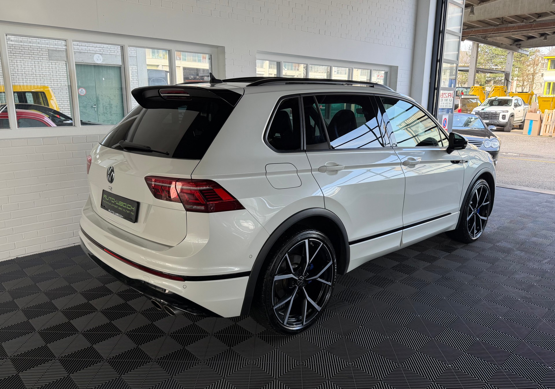 VW Tiguan 2.0TSI R 320 PS 4X4 4Motion DSG-image-2
