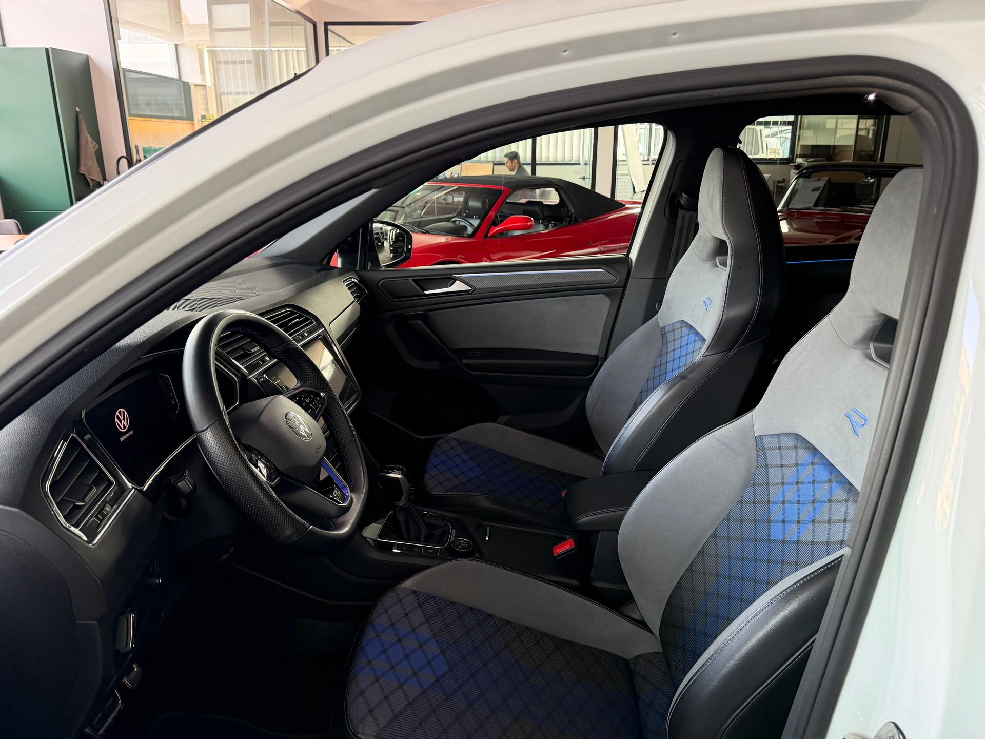 VW Tiguan 2.0TSI R 320 PS 4X4 4Motion DSG-image-13