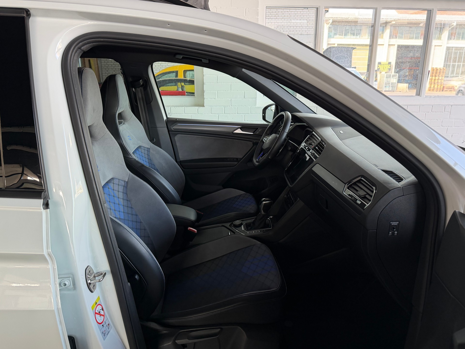 VW Tiguan 2.0TSI R 320 PS 4X4 4Motion DSG-image-7