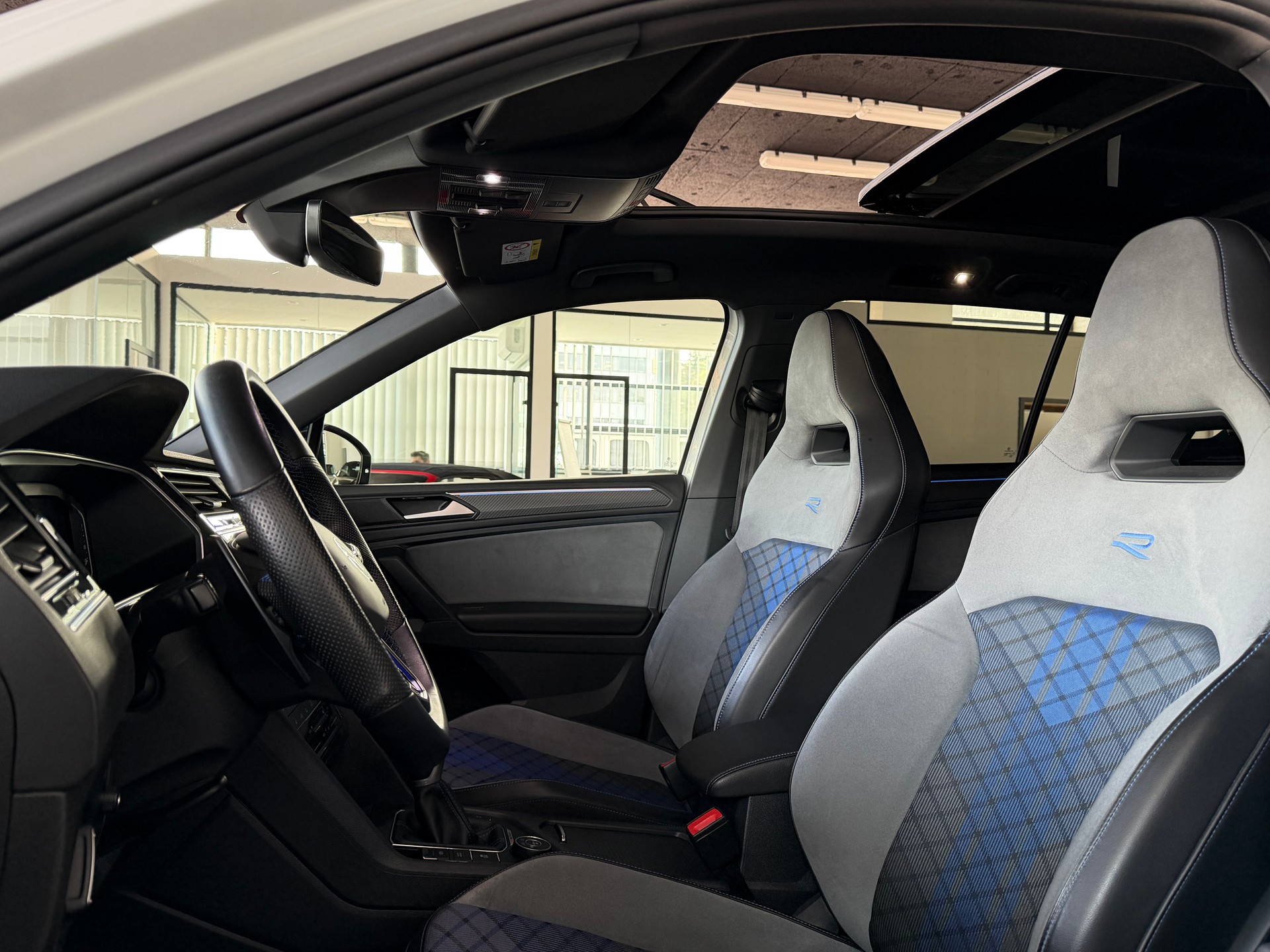 VW Tiguan 2.0TSI R 320 PS 4X4 4Motion DSG-image-11