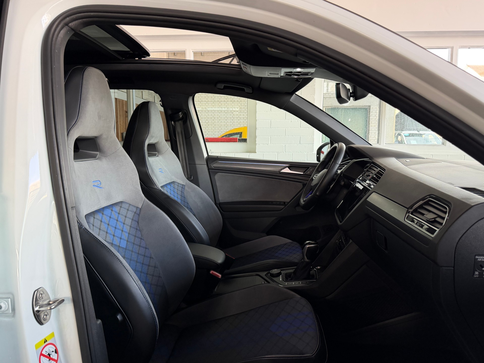 VW Tiguan 2.0TSI R 320 PS 4X4 4Motion DSG-image-8