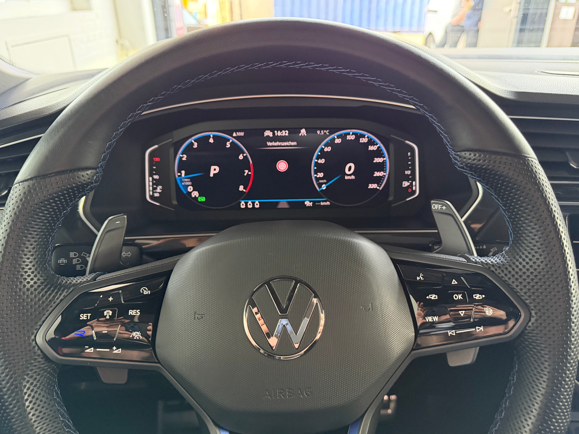 VW Tiguan 2.0TSI R 320 PS 4X4 4Motion DSG-image-14