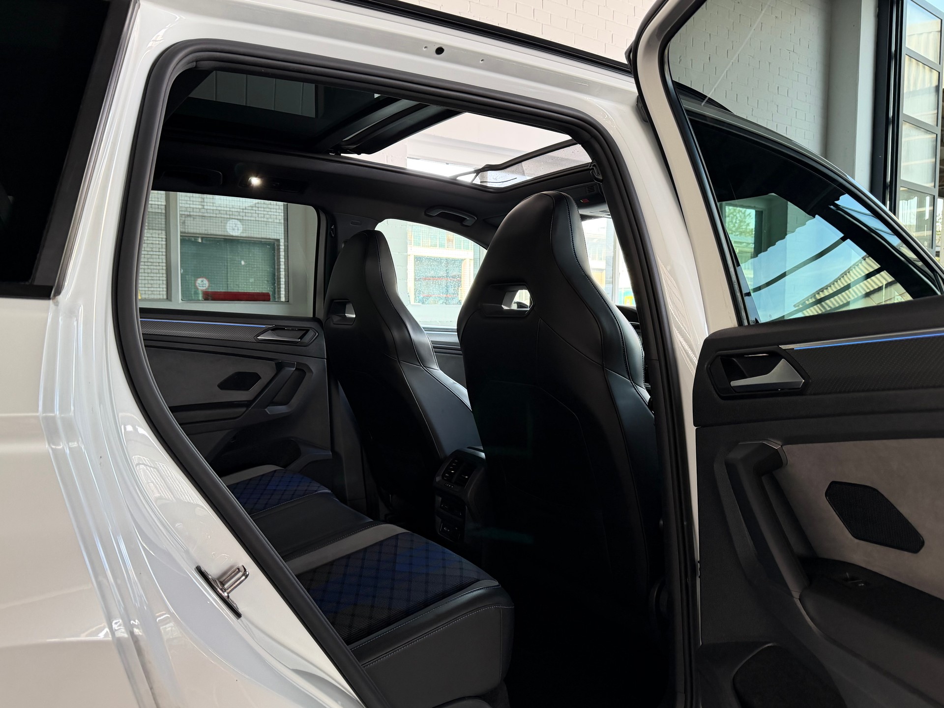 VW Tiguan 2.0TSI R 320 PS 4X4 4Motion DSG-image-9