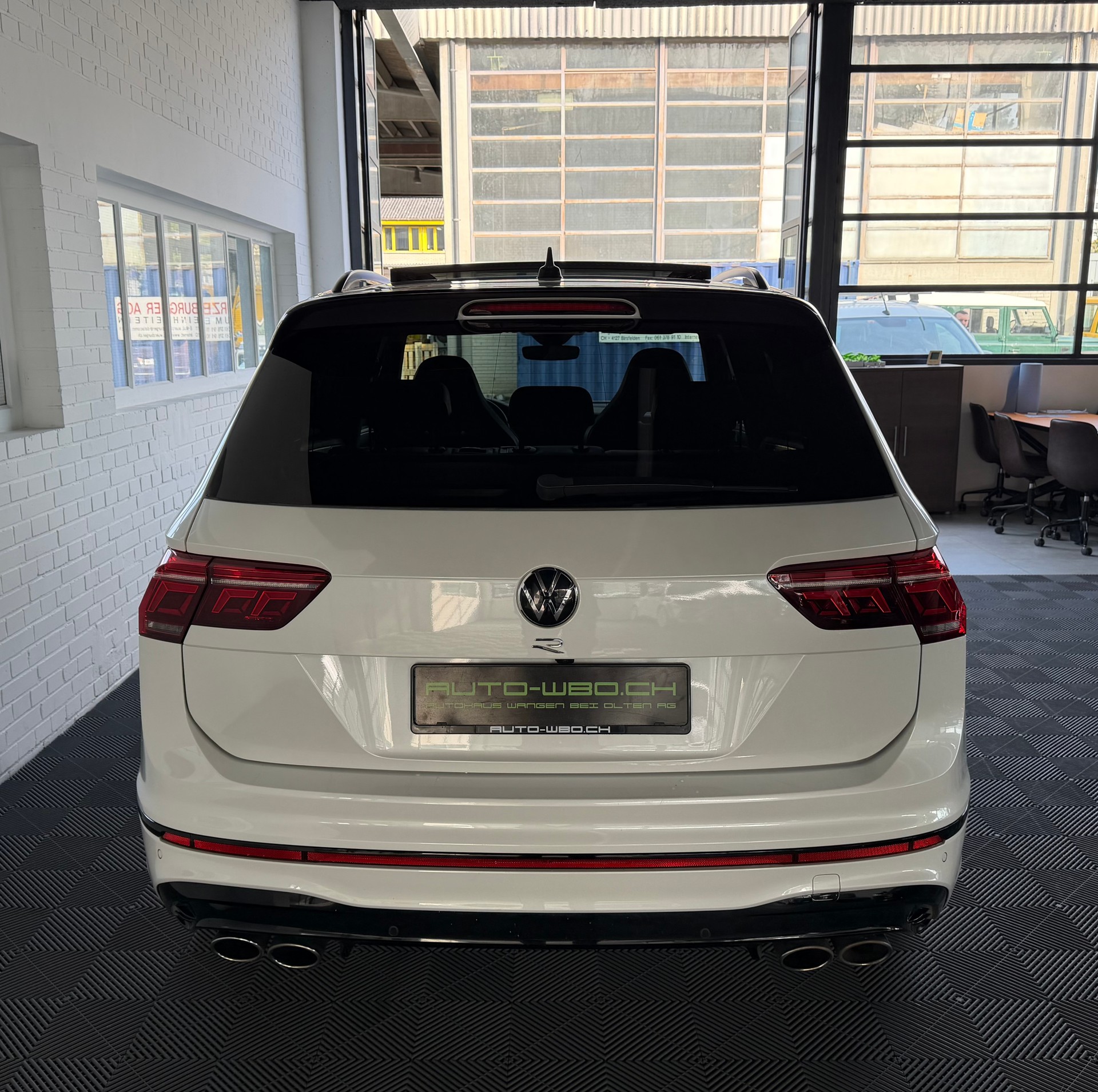 VW Tiguan 2.0TSI R 320 PS 4X4 4Motion DSG-image-3