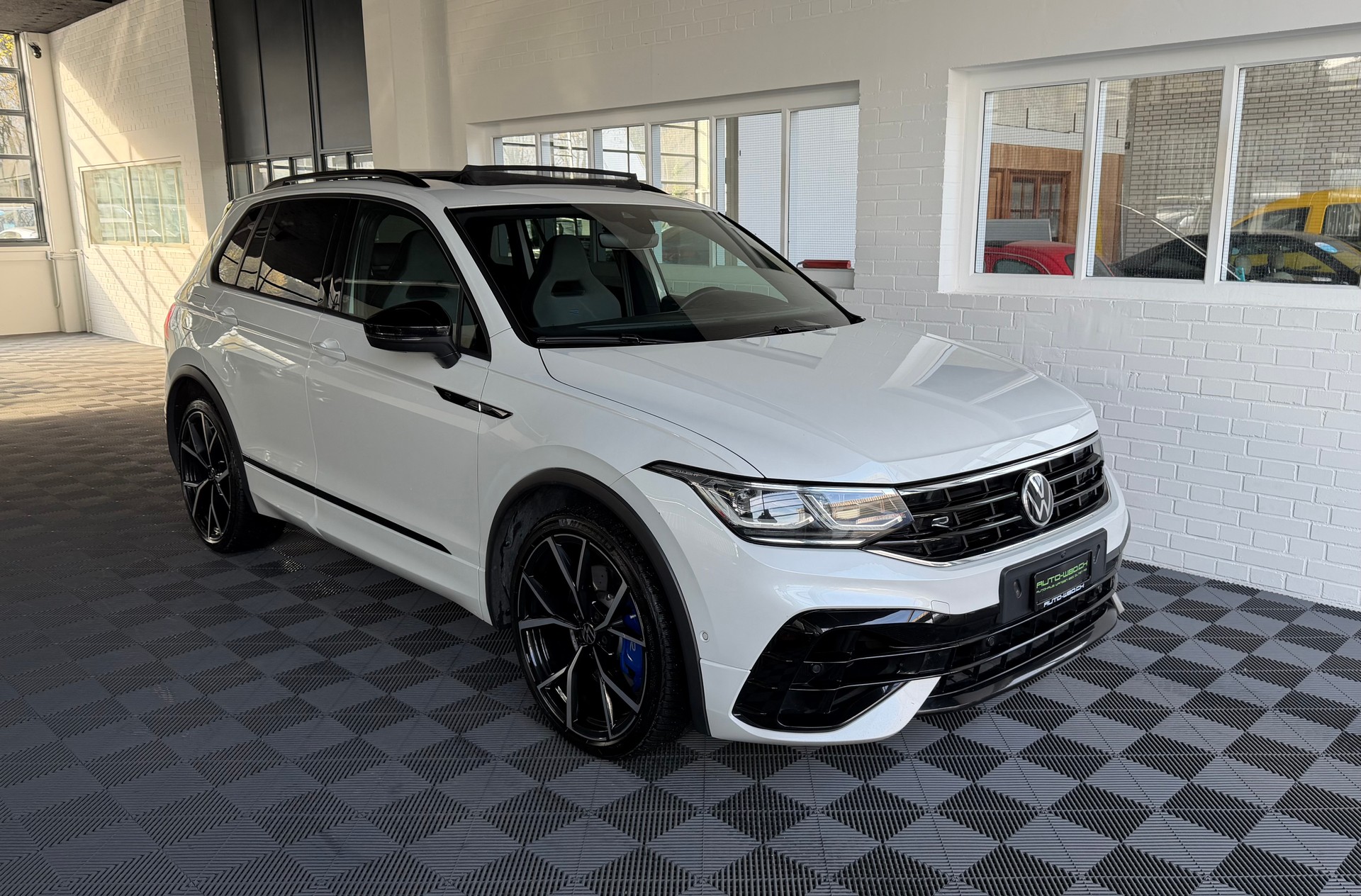 VW Tiguan 2.0TSI R 320 PS 4X4 4Motion DSG-image-0