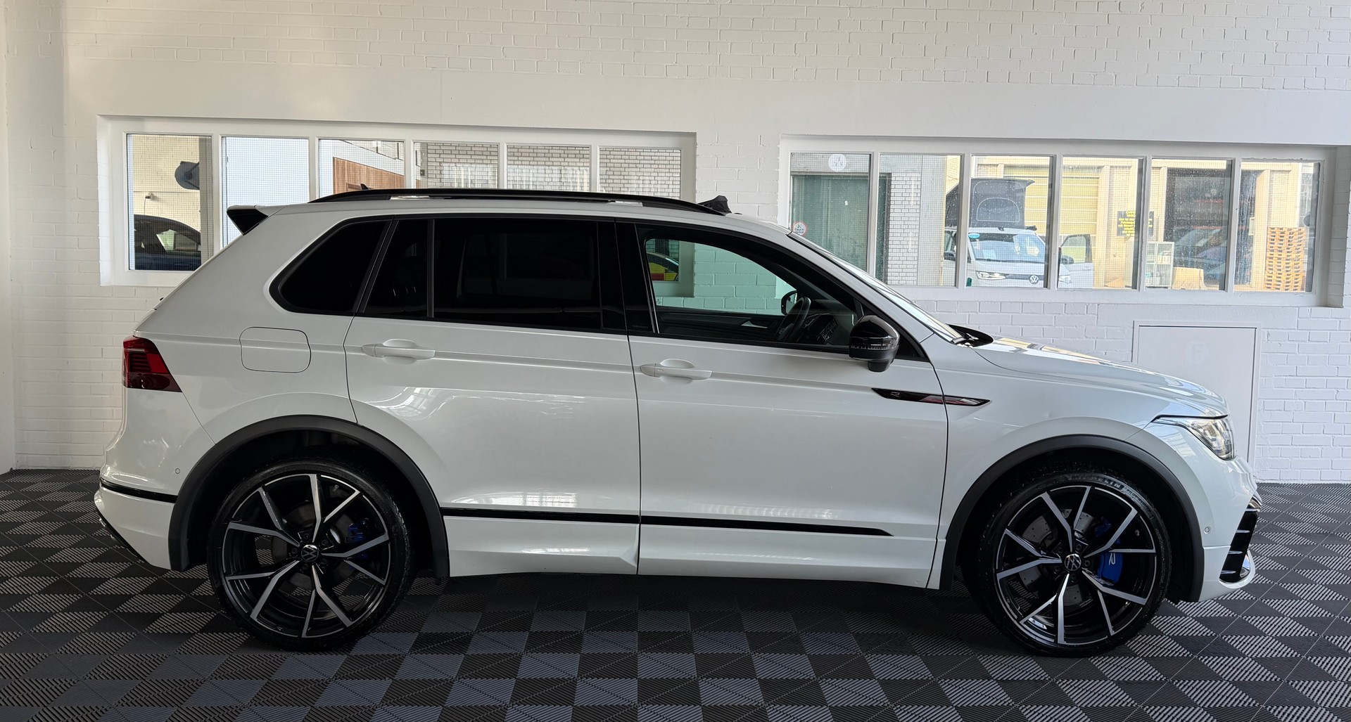 VW Tiguan 2.0TSI R 320 PS 4X4 4Motion DSG-image-1