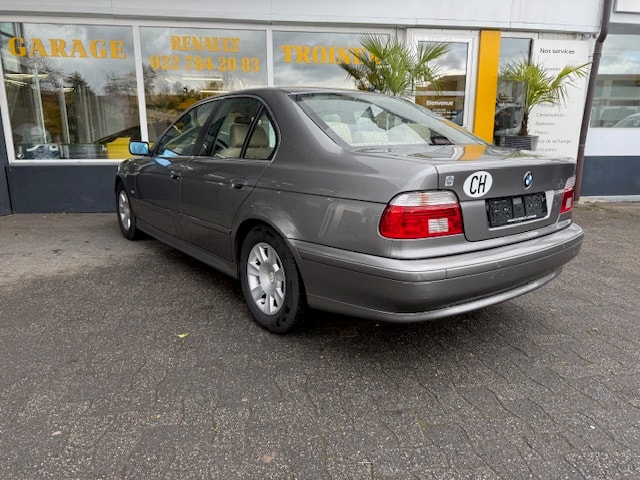 BMW 525i-image-4