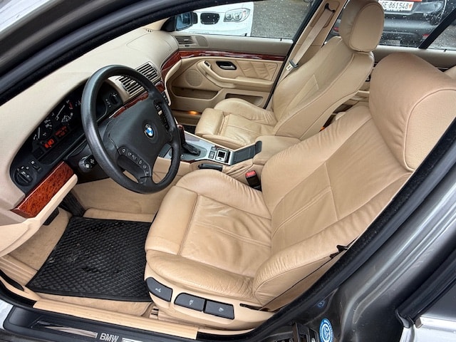 BMW 525i-image-6
