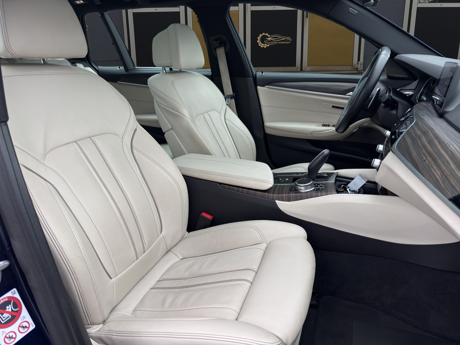 BMW 520d xDrive paddles Touring M Sport-image-9