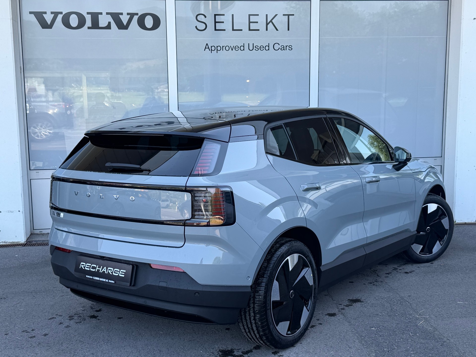 VOLVO EX30 E60 69kWh Twin Ultra-showroom-element-1