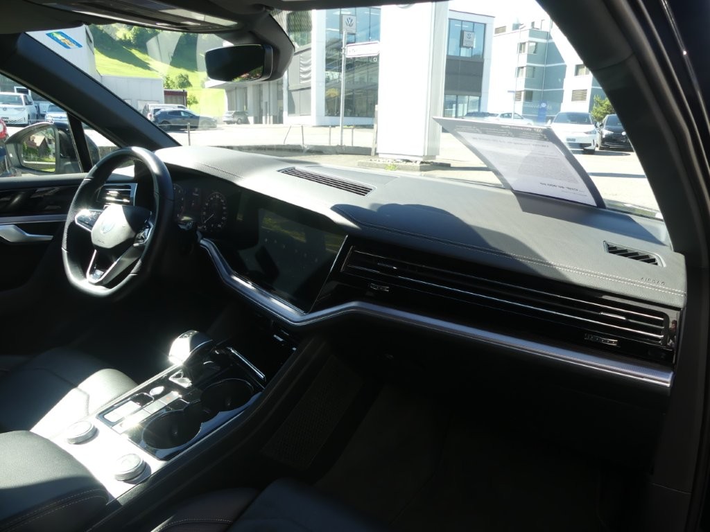 VW Touareg 3.0 TSI R-Line Tiptronic-image-8