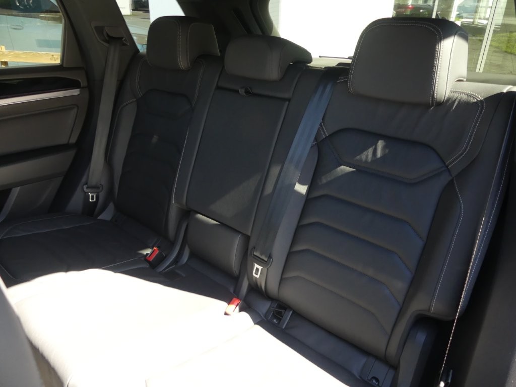 VW Touareg 3.0 TSI R-Line Tiptronic-image-11
