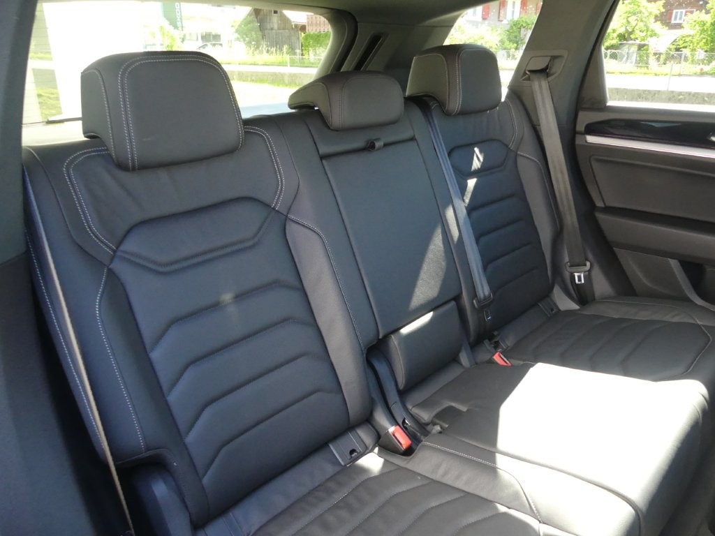 VW Touareg 3.0 TSI R-Line Tiptronic-image-12