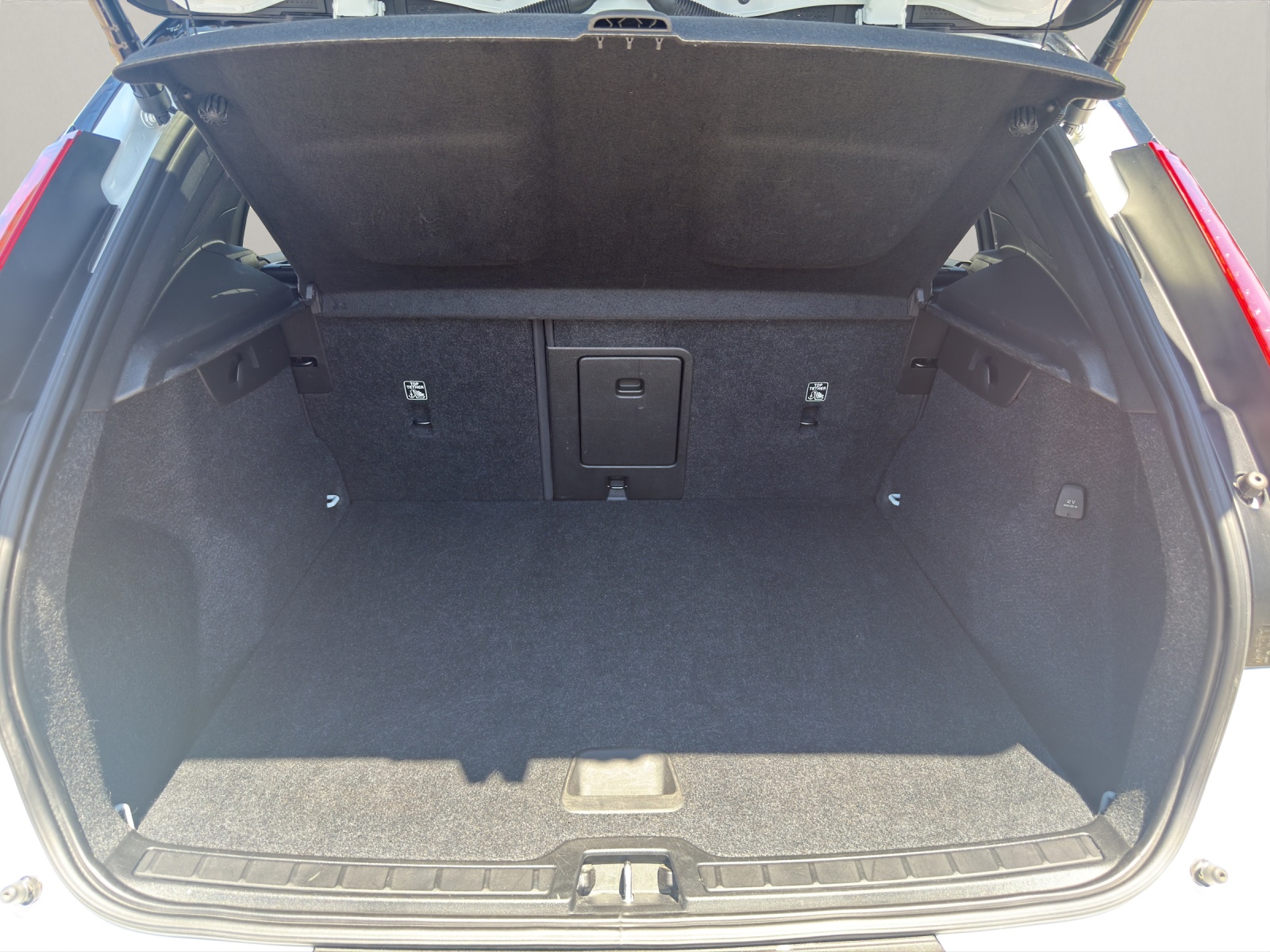 VOLVO XC40 1.5 T5 PiH R-Design-image-5