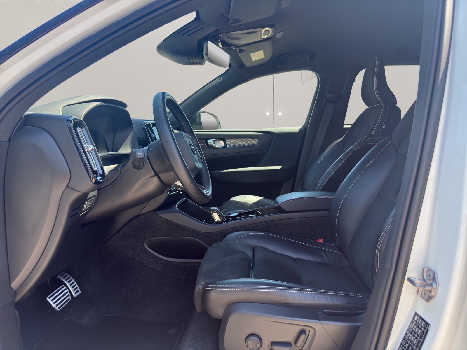 VOLVO XC40 1.5 T5 PiH R-Design-image-9