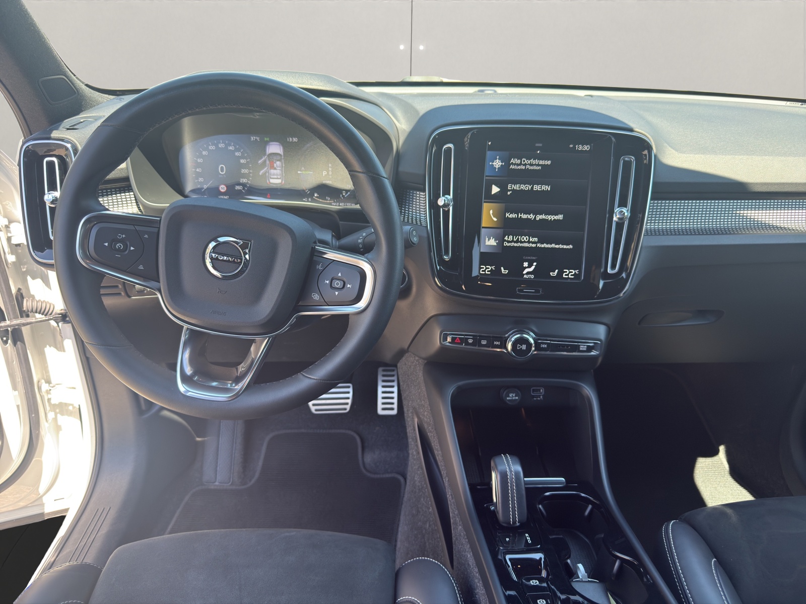 VOLVO XC40 1.5 T5 PiH R-Design-image-13