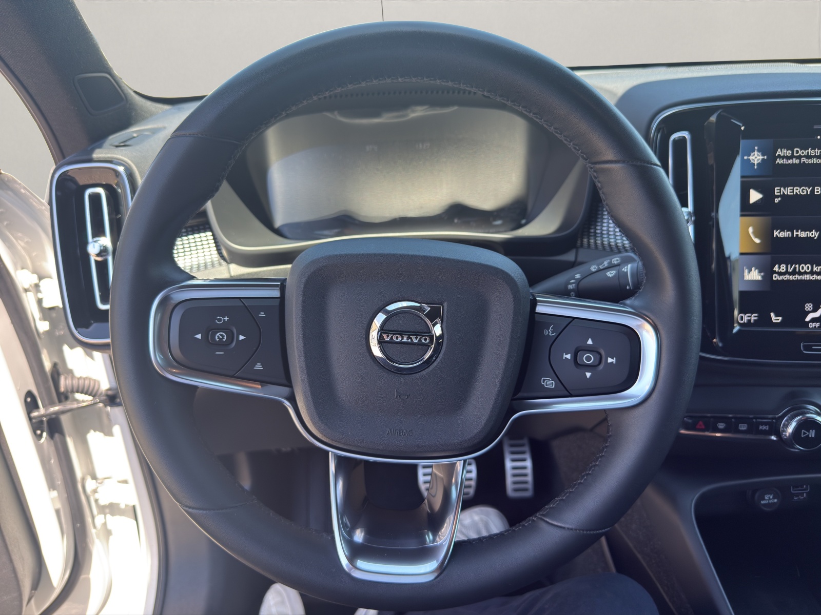 VOLVO XC40 1.5 T5 PiH R-Design-image-11