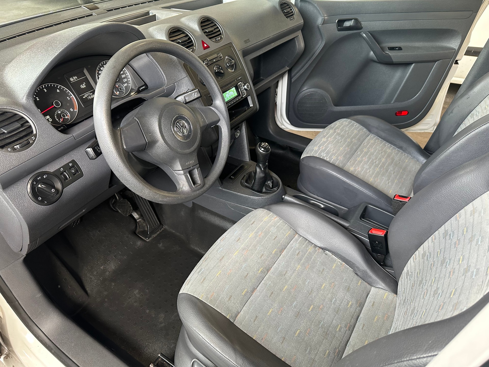 VW Caddy Maxi 1.6 TDI Blue Motion Technology-image-9