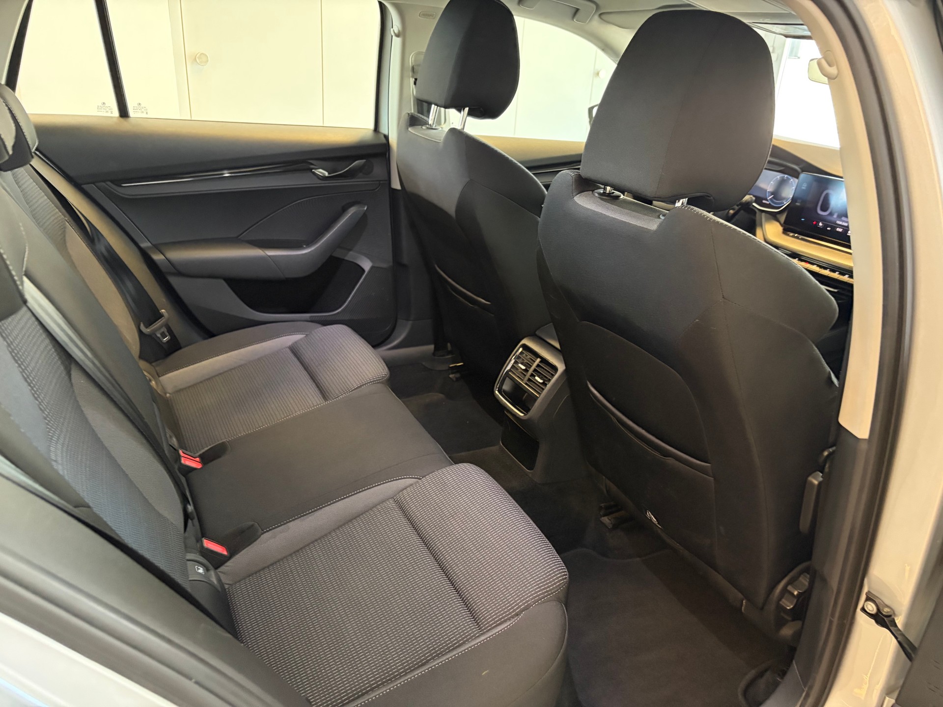 SKODA Octavia Combi 2.0 TDI DSG Ambition-image-10