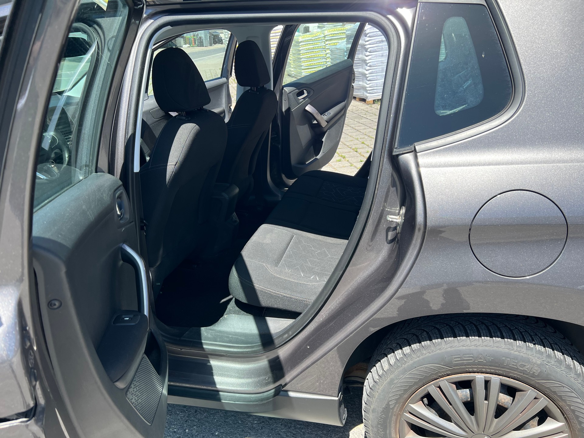 PEUGEOT 2008 1.6 e-HDi Active-image-9