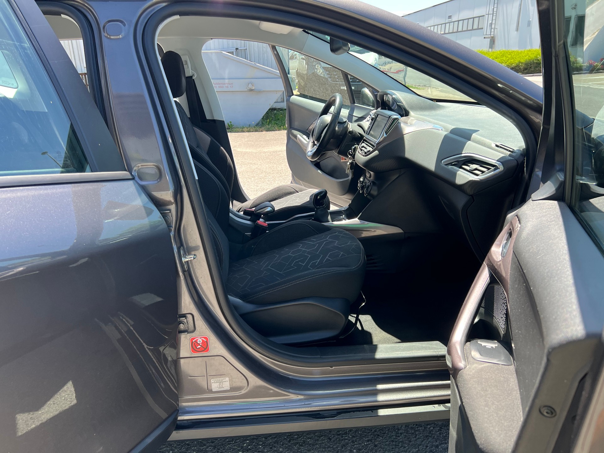 PEUGEOT 2008 1.6 e-HDi Active-image-8