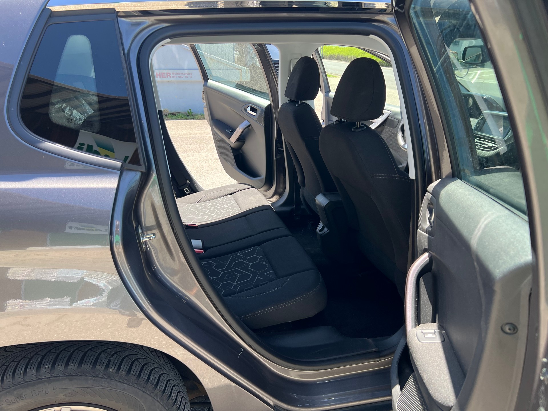 PEUGEOT 2008 1.6 e-HDi Active-image-10